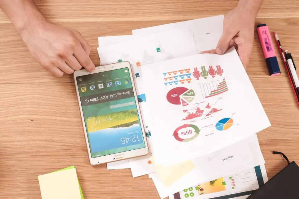 Tablet mit Diagrammen und Ausdrucken