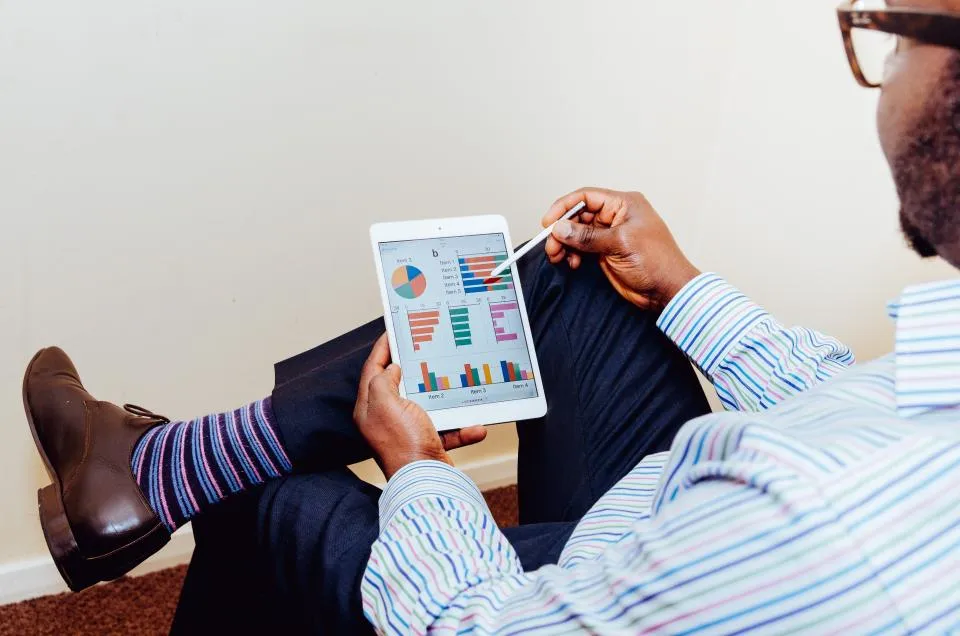 Tablet mit Diagrammen in einer Besprechung