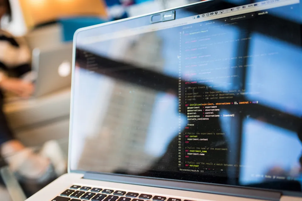 Laptop mit Quellcode